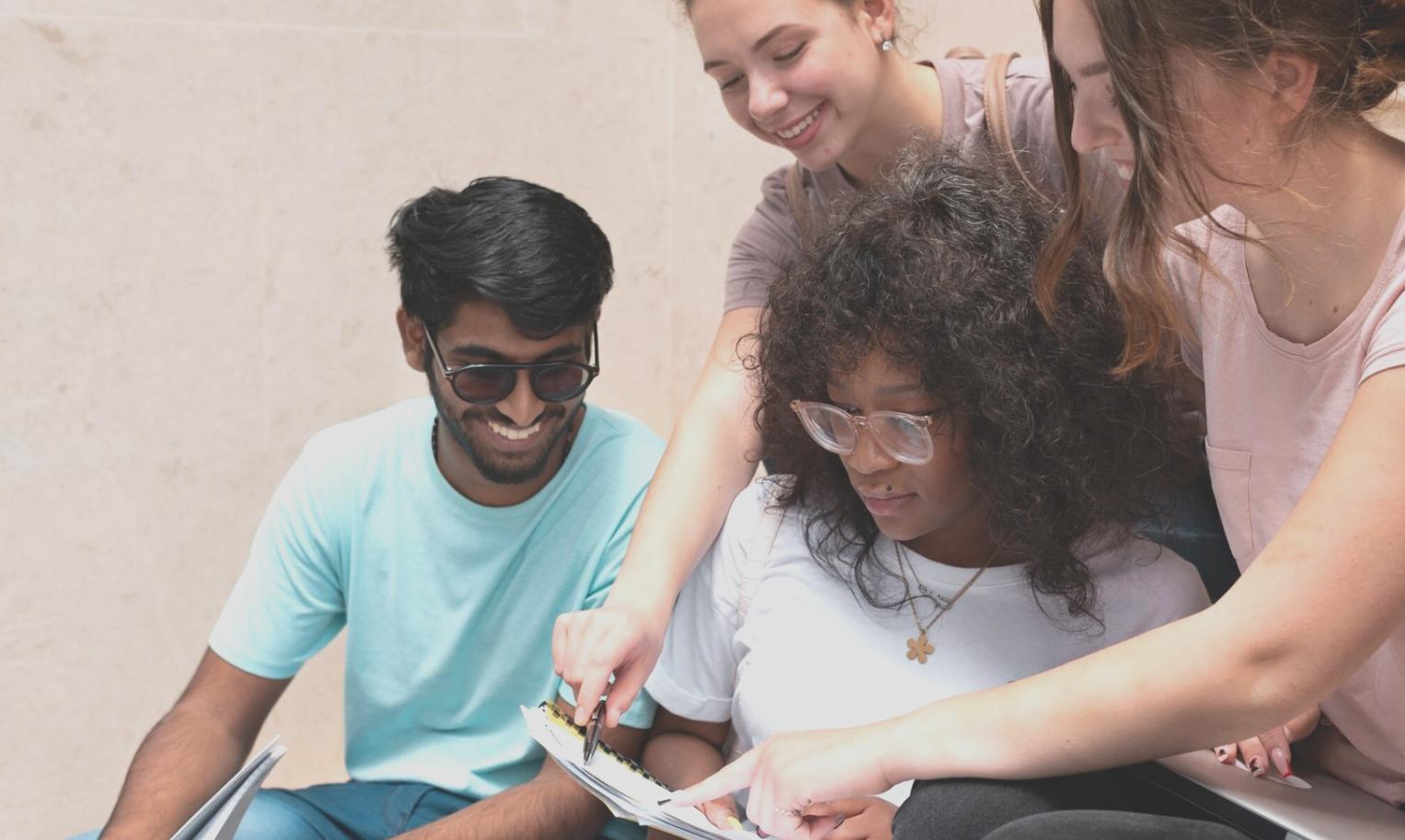 felcarimexos team collaborating on financial education materials